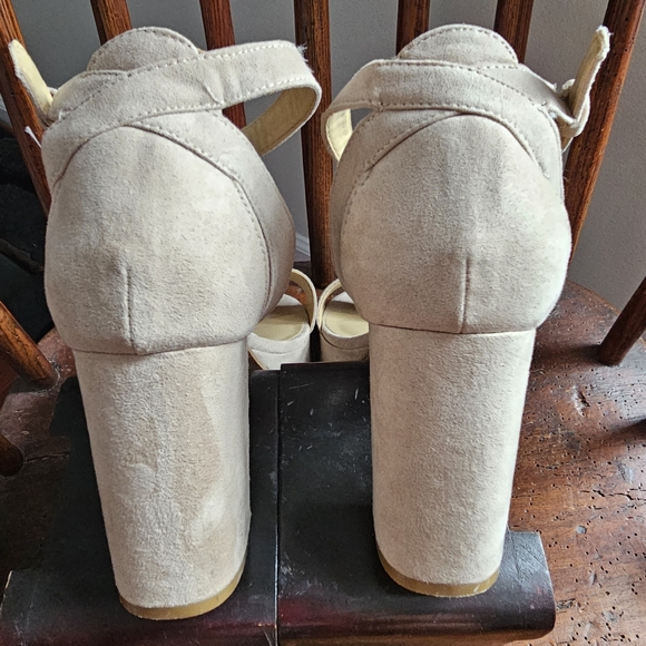 Elegant Cream Platform Sandals Sz 9 - Picture 2 of 8